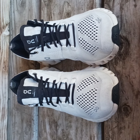 On cloud running shoes - Picture 3 of 10